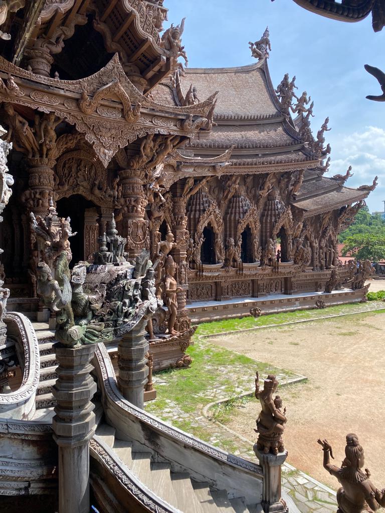 Храм в Таиланде, потрясающий деревянной резьбой